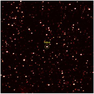 GSC 03549-02811 시스템을 케플러 우주선에서 본 모습. (천구 북극은 왼쪽 아래 모서리를 향하고 있으며, 확대된 모습에서 볼 수 있듯이 대상은 사진의 중앙에 있다.)