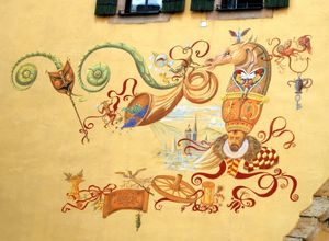 베르너 홀츠의 벽화: "노이슈타트 안 데어 바인슈트라세의 환상적인 알레고리"