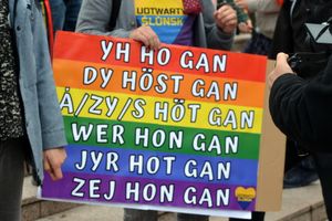 비엘스코-비아와 평등 행진 2021에서 비스와모비체어 동사 '사랑하다'의 활용형이 적힌 배너