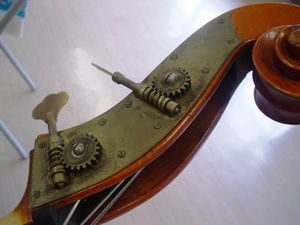 더블 베이스의 머신 헤드