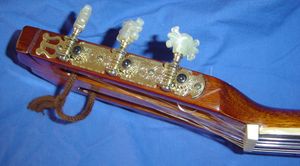 클래식 기타의 머신 헤드. 노출된 기어와 장식을 참조하십시오.