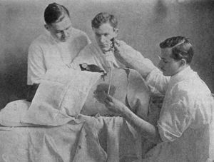 20세기 초의 요추 천자. 천자 바늘에 튜브를 연결하여 액면 높이로 뇌척수액 압력을 측정하고 있다.