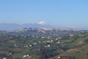 키에티와 그란 사소 (Gran Sasso)가 빌라만냐 (Villamagna)에서 보임