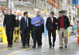 왼쪽부터 크라이슬러 그룹 CEO 세르지오 마르치오네, 미시간주 하원의원 한센 클라크, 공장 관리자 팻 왈시, 미국 재무부 장관 Tim Geithner, UAW 회장 밥 킹이 2011년 4월 디트로이트의 제퍼슨 노스 조립 공장(JNAP)을 방문