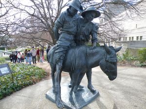 조각 정원에 있는 심슨과 그의 당나귀 동상.