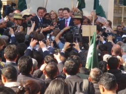 조애나 럼리, 데이비드 캐머런, 밥 러셀, 자유민주당 대표 닉 클레그와 함께 구르카 용병 참전 용사의 거주 권한 부여를 지지하는 투표를 축하하고 있다.