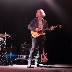 기타를 들고 있는 벅