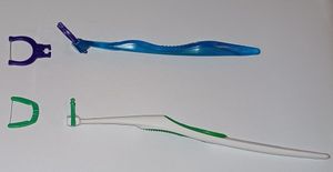 일회용 갈고리에 성형된 치실, 위쪽: 135° 손잡이, 아래쪽: 90° 손잡이