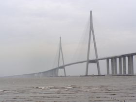 장강 대안의 난퉁시를 잇는 선하이 고속도로쑤퉁 창장 대교