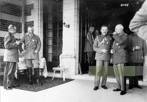 카이저 빌헬름 2세와 그의 참모들이 1918년 스파의 뇌보아 빌라에 있는 모습