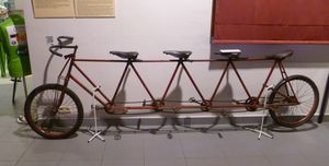 트랙 자전거(1893년) 4인용, 선두 주자가 선두를 맡음