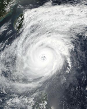 4등급에 해당하는 태풍 수리개가 4월 21일 필리핀 동쪽 해상에 위치해 있다.