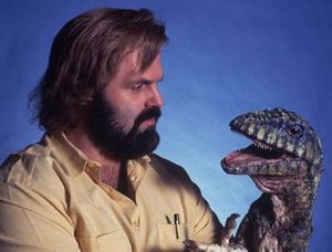 존 칼 뷰클러와 그의 데이노니쿠스 인형.