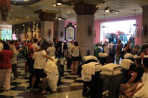 허리케인 퍼트리샤가 상륙하기 전날 아침, 호텔 Riu Vallarta에서 대피하는 모습