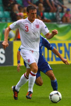 2012년 그리스와의 경기에서 잉글랜드 U-19 대표팀을 대표하는 로빈슨