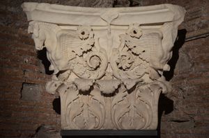 아우구스투스 포럼의 마르스 울토르 신전의 켈라 내부에서 나온, 페가수스의 프로토메가 지지하는 코린트식 필라스터 기둥머리. 현재는 로마의 Museo dei Fori Imperiali에 소장되어 있다.