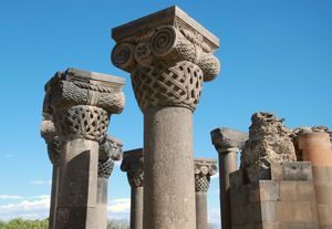 즈바르트노츠 대성당의 주두