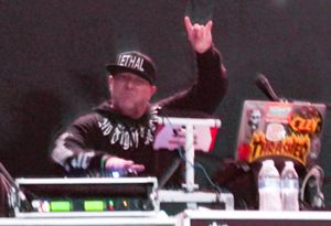 DJ 리설, 2019년 KROQ 위니 로스트에서 림프 비즈킷과 공연