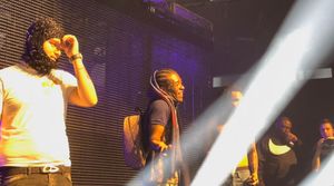 2022년 5월 13일, 캘리포니아 The Fonda Theatre에서 Yeat와 함께 공연하는 릴 우지 버트 (왼쪽에서 두 번째)