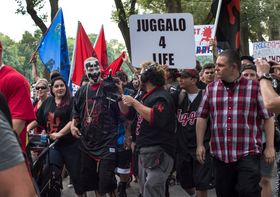 바이올런트 J는 섬뜩한 미소를 띤 광대 분장을, 섀기는 격노한 표정의 광대 분장을 하고 있다.