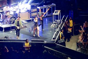 2015년 7월 Imagine Dragons와 함께 공연하는 Metric