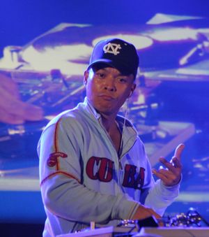 DJ 큐버트가 DMC 월드 챔피언십 2006에서 프랑스 리옹에서 공연하는 모습