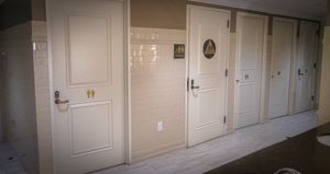 미국 샌프란시스코 연방 준비 은행의 혼성 공중 화장실. 앞쪽의 세면대는 모든 사용자가 공유한다.