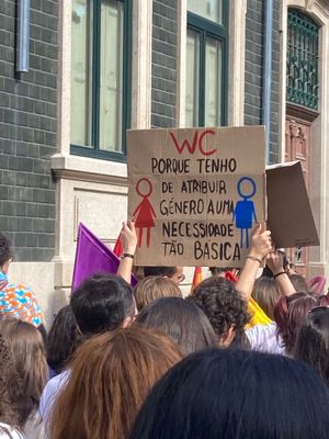 포르투갈어 카드: "왜 나는 그렇게 기본적인 필요에 성별을 할당해야 하는가?" (포르투갈에서 성 중립 화장실은 논쟁 대상)