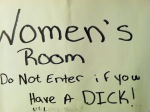 마커로 "여성용 화장실에 좆 달린 놈은 출입 금지!"라고 쓰여진 텍스트