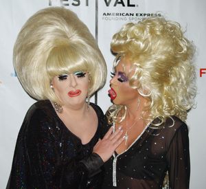 드래그 퀸 레이디 바니 (왼쪽)와 셰리 바인 (오른쪽)의 2008년 모습. 드래그는 공연 예술로서의 크로스 드레싱의 한 형태이다.