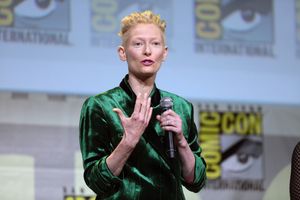 스윈튼은 요제프 클렘페러 역으로 "루츠 에버스도르프"라는 이름으로 출연했다.