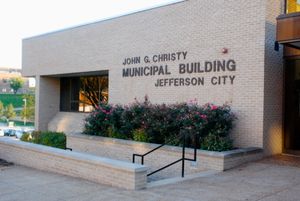 존 G. 크리스티 시립 건물은 시청을 수용하고 있다.