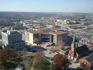 해리 S. 트루먼 사무실 건물에는 여러 주 부서 및 기관의 정부 직원이 있다.