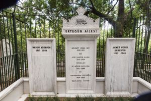 아흐메트 에르테군과 가족의 묘지