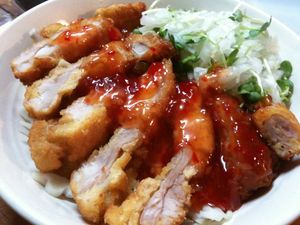 칠리 소스를 곁들인 치킨 가스