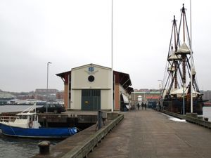 예테보리 항구의 4번 부두에 있는 현대적인 SOIC 본사와 예테보리호