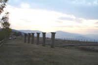 로마 칸타브리아에서 가장 중요한 도시인 Iuliobriga의 유적 상세, 데쿠마누스 막시무스를 따라 놓인 스토아의 기둥을 보여줌