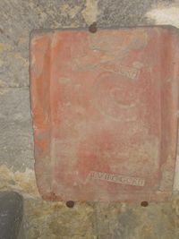 타일에는 L(egio) VII G(emina) GORD(iana) P(ia) F(elix)라고 새겨져 있으며, 이는 3세기 경 타라코넨시스에 제7 게미나 군단이 주둔했음을 나타낸다.