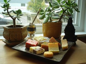 미타이: 페다, 바르피, 샌데시 등 코야, 설탕 및 다양한 향료로 만들어진 과자 모음 (인도, 뭄바이).