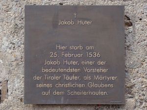 황금 지붕에 있는 현판: "티롤 재세례파의 가장 중요한 지도자 중 한 명인 야코프 후터는 1536년 2월 25일 이곳에서 그의 기독교 신앙의 순교자로서 화형에 처해졌다."