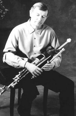리암 오플린의 Uilleann 파이프 연주 모습