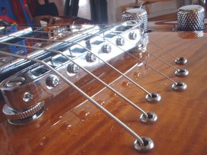 바디를 통과하는 스트링 구조의 튠-오-매틱 (스톱바 없음)