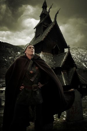  글리터틴트의 Torbjørn Sandvik와 같은 일부 밴드는 앨범 콘셉트를 설명하는 성명에서 사회주의적 정서를 표명했다. Sogn og Fjordane의 Borgund Stave Church 사진 (2009).