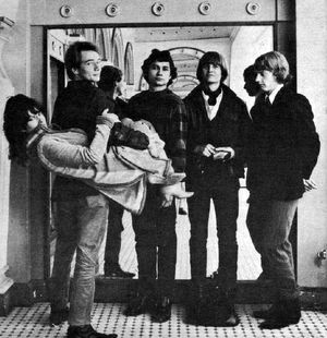 더 그레이트 소사이어티 (1965년): 그레이스는 당시 남편 제리 슬릭이 안고 있다. 그의 형제 더비 슬릭이 오른쪽에 있다.