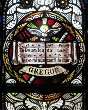 슬픔에 잠긴 어머니 성전 예배당(벨뷰, 오하이오)의 스테인드글라스 창에 있는 테 데움