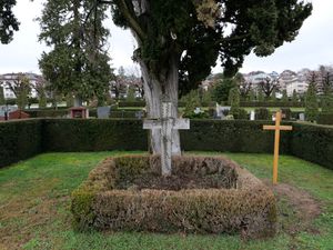 라뮈와 그의 딸 마리안 올리비에리-라뮈(1913–2012)의 묘, 퓔리 묘지