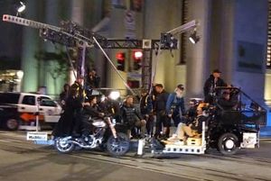 키아누 리브스와 캐리 앤 모스가 라나 워쇼스키의 연출 아래 샌프란시스코의 샌프란시스코 금융 지구에서 오토바이 장면을 촬영하고 있다.