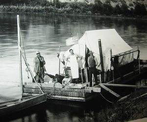 1911년 AMNH 평저선 메리 제인. 왼쪽부터: 헨리 오스본, 프레드 손더스 및 브라운