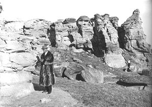 모피 코트를 입고 1914년 몬타나에서 현장 연구를 수행하는 바넘 브라운