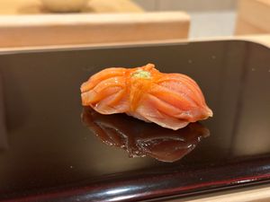 초밥으로 제공되는 일본 아카가이(Anadara broughtonii)